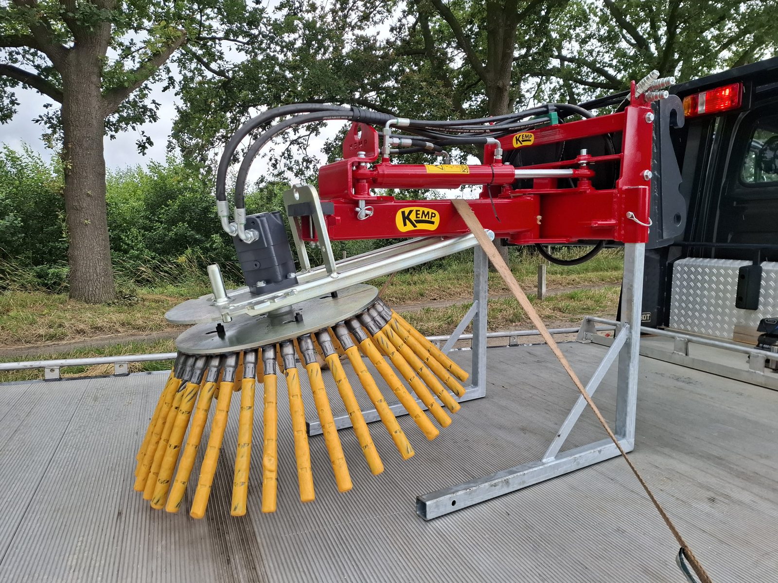 Kemp onkruidborstel afgeleverd in Bornerbroek