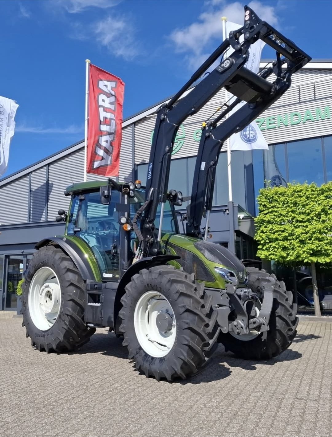 Nieuwe Valtra G125 Active afgeleverd aan een veehouder