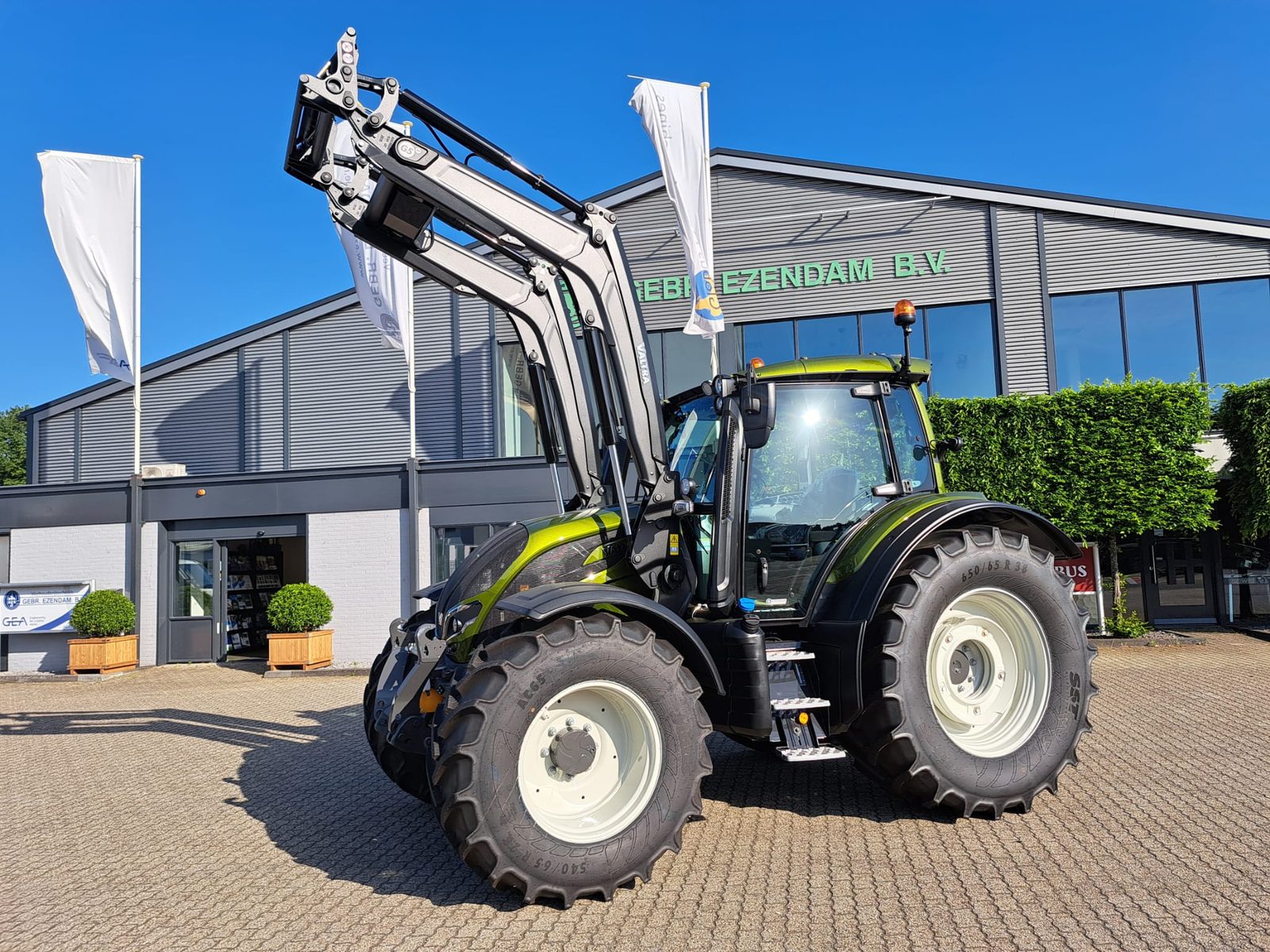 Valtra N155 Active met G5m voorlader afgeleverd aan een boomkwekerij