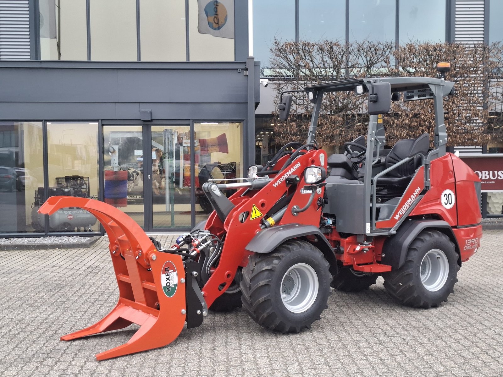 Compleet uitgevoerde Weidemann 1390 Deluxe afgeleverd aan een veehouder