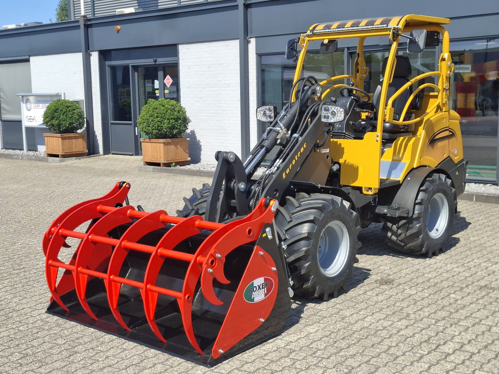 Eurotrac W12 shovel afgeleverd op landgoed bij Geesteren