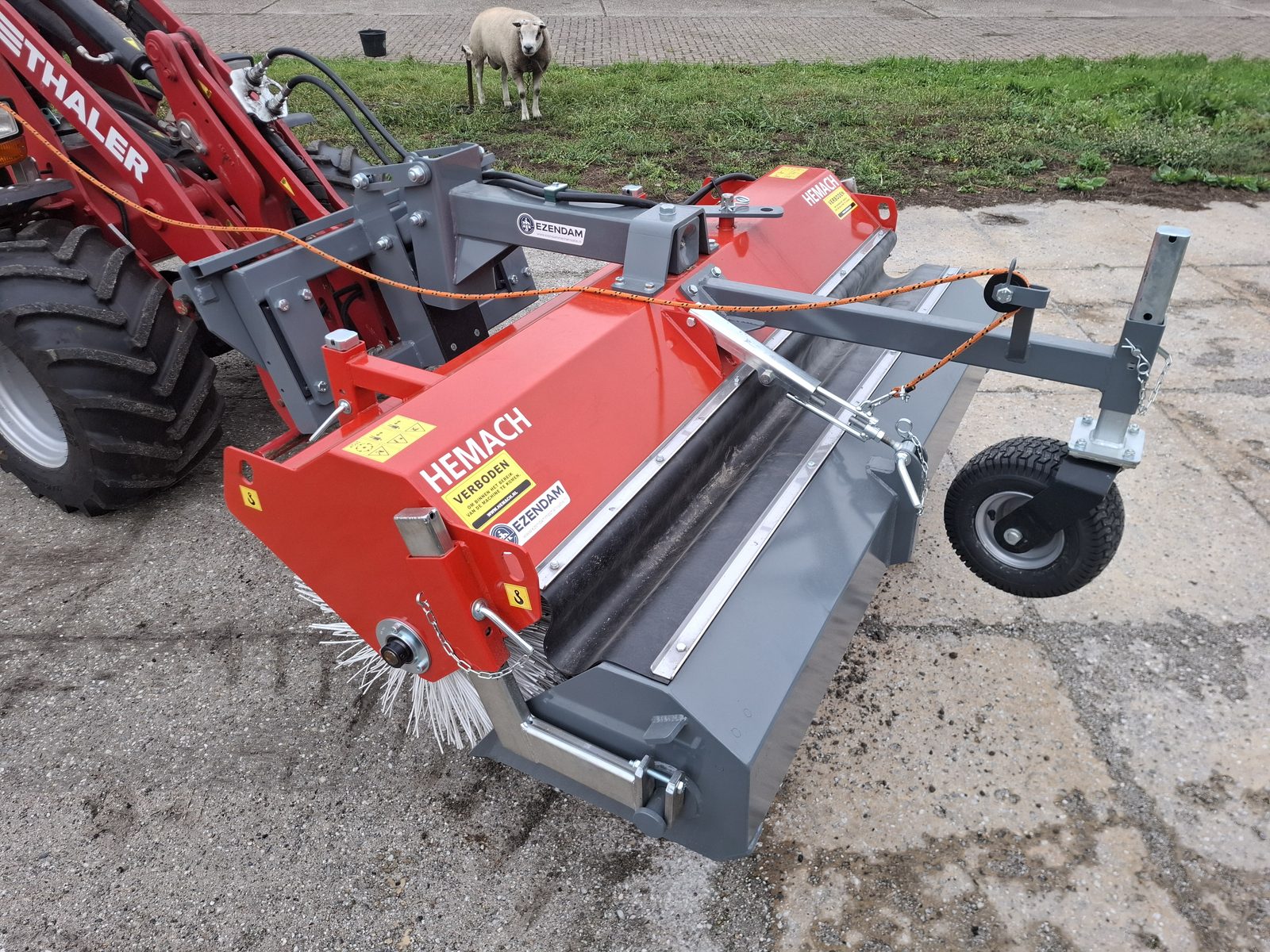 Hemach veegmachine afgeleverd in Bornerbroek